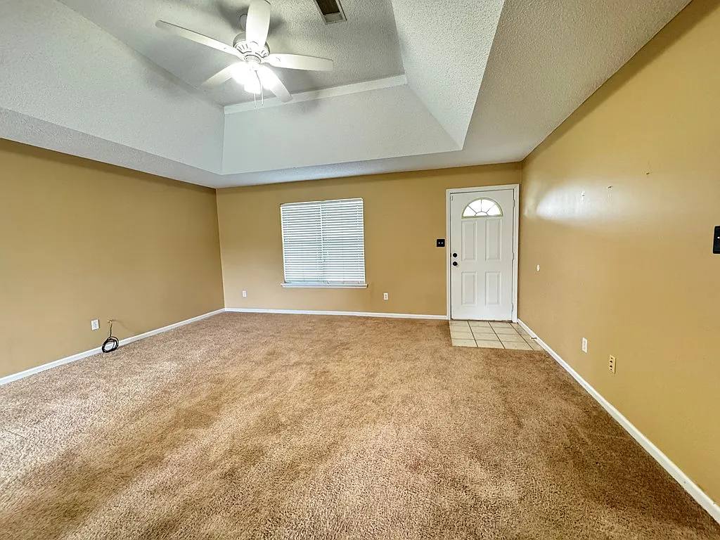 3 bed, 2.0 bath, 1394 sqft, $1,450 — Photo 3