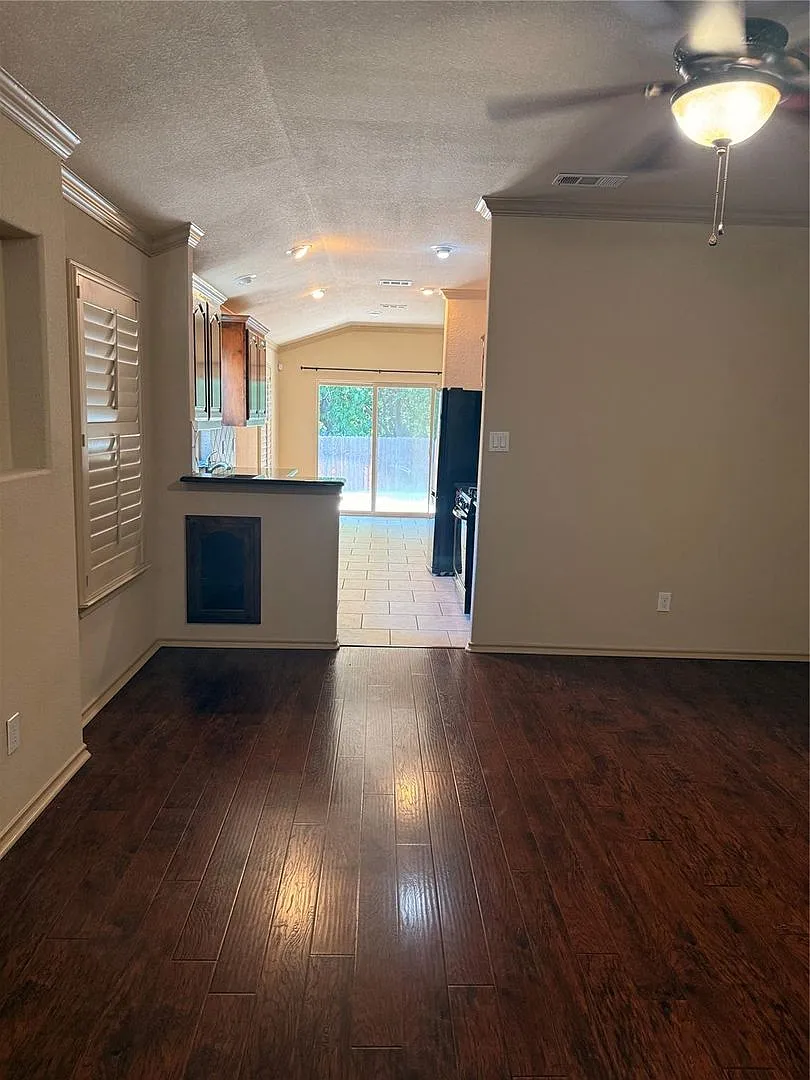 Comfort, Space, and Convenience in Fort Worth — Photo 3