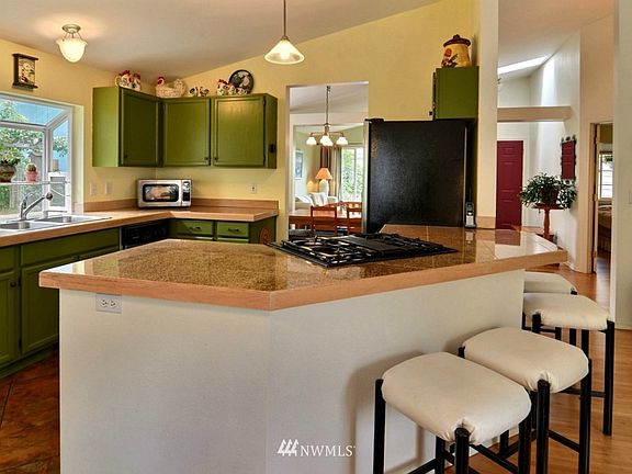 3rd image of 1050 Eagle Crest Way
