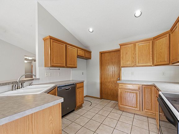 5th image of 739 Westchester Pl