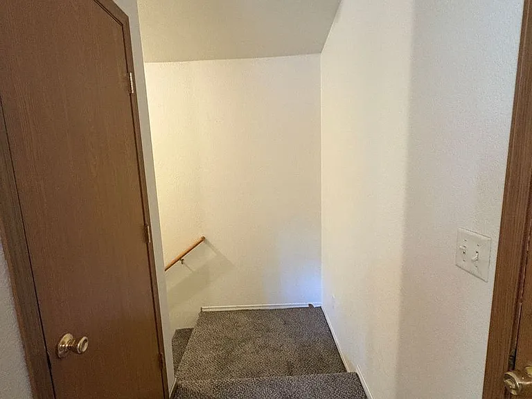 2 Bedroom 1.5 Bathroom Duplex in Southwest Eugene — Photo 8