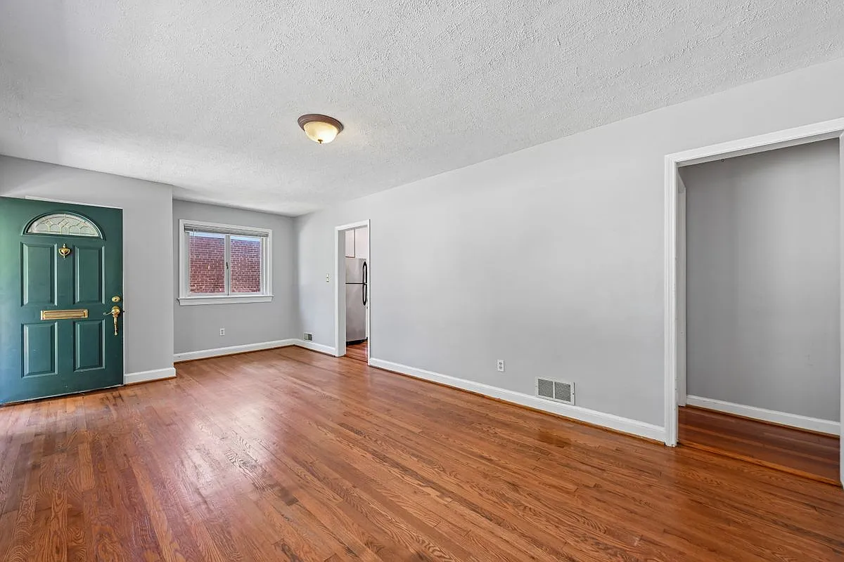 3 bed, 2.5 bath, 1868 sqft, $3,200 — Photo 2