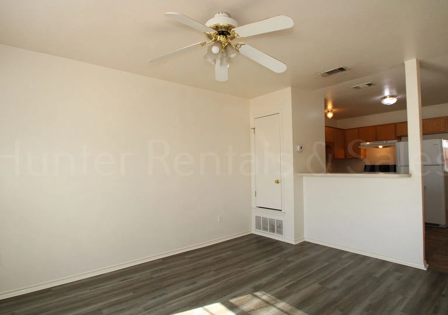 Charming 2-Bedroom Townhome! — Photo 3