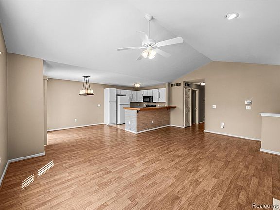 4th image of 15307 Cornell Dr