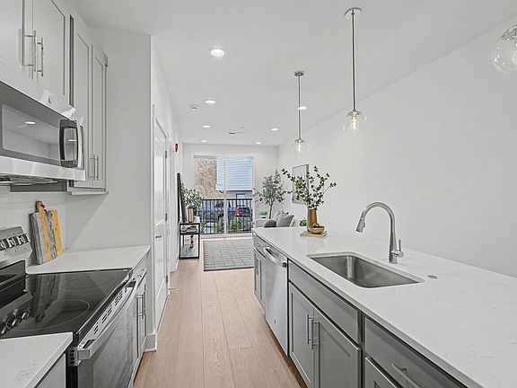 5th image of 505 Community Ct #203
