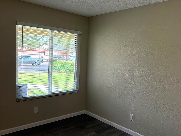 1315 E Flora St — Photo 29