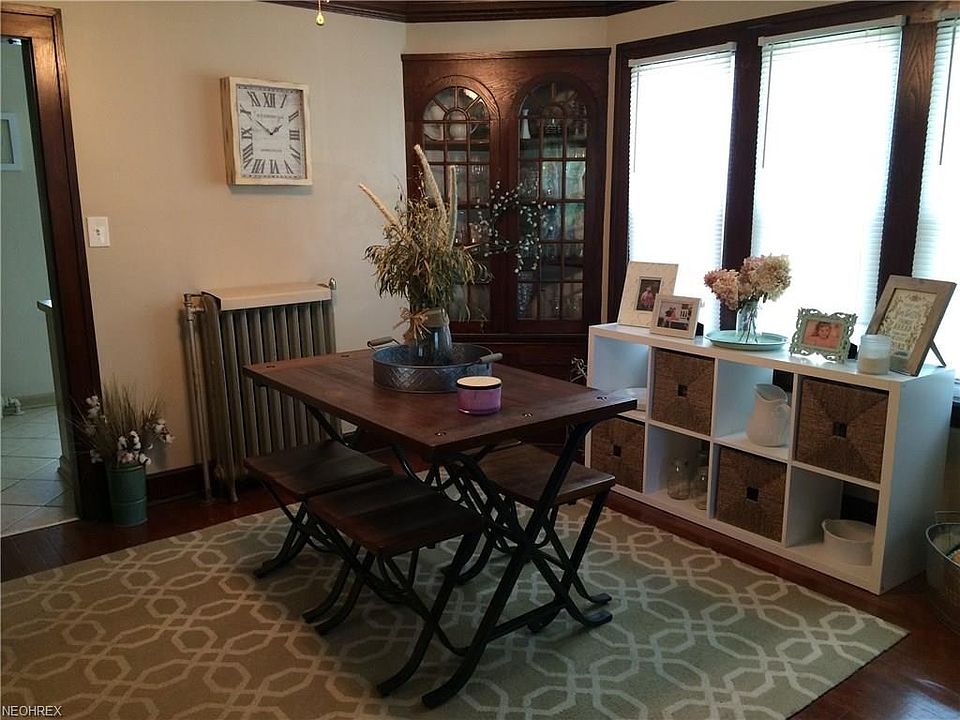 First-floor dining room with build-in corner cupboard