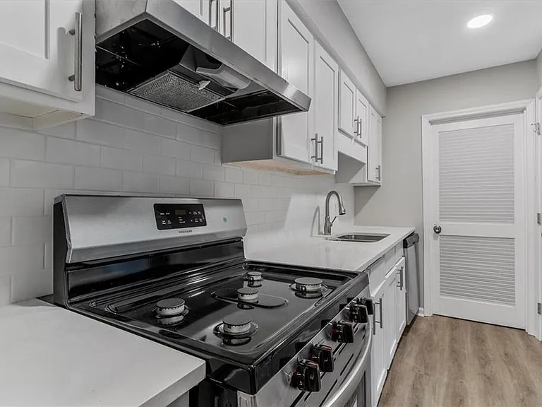 1701 Hawthorne Ave #12 — Photo 9