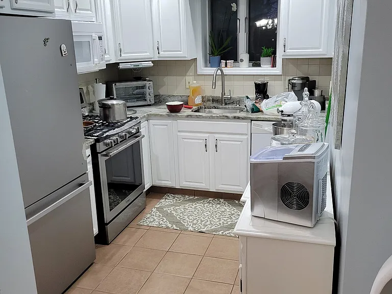 628-630 Weetamoe St — Photo 15