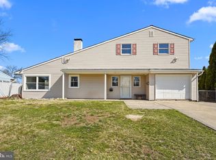 16 Mockorange Ln, Levittown, PA 19054