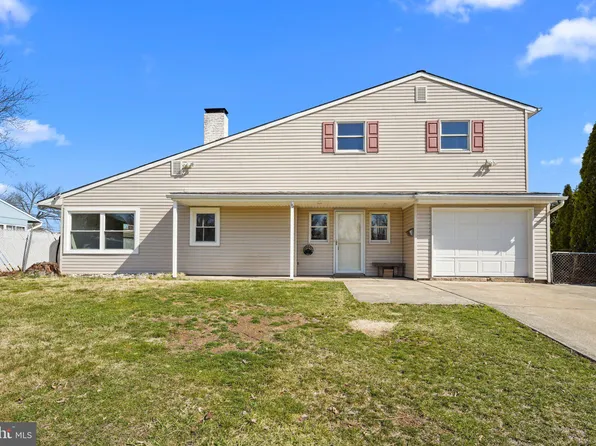16 Mockorange Ln, Levittown, PA 19054