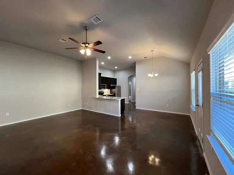1102 Renee Way — Photo 5