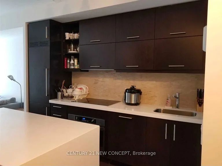 1080 Bay St #903 — Photo 3