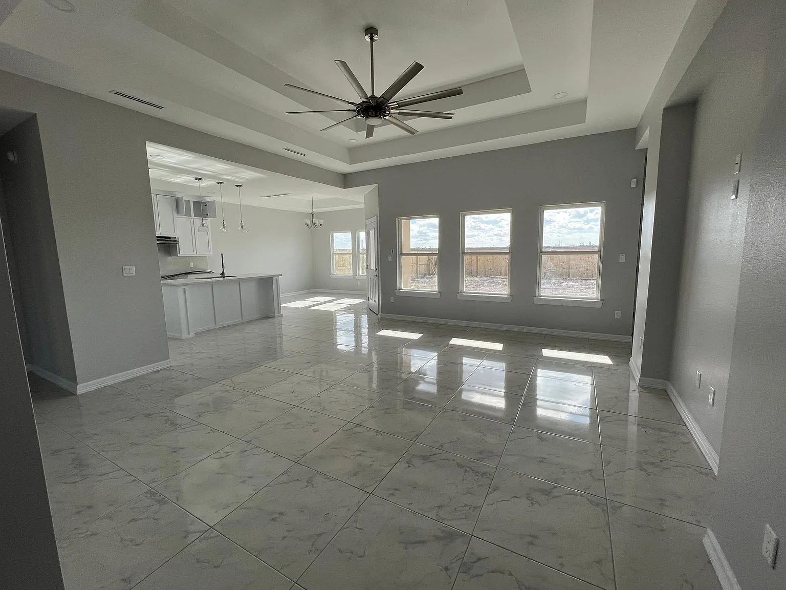 3 bed, 2.5 bath, 1723 sqft, $2,000 — Photo 2