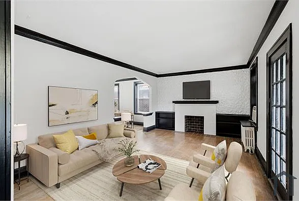 3 bed, 1100 sqft, $1,900 — Photo 1