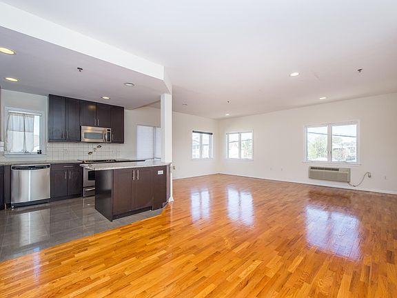 3rd image of 93 Palisade Ave APT 2B