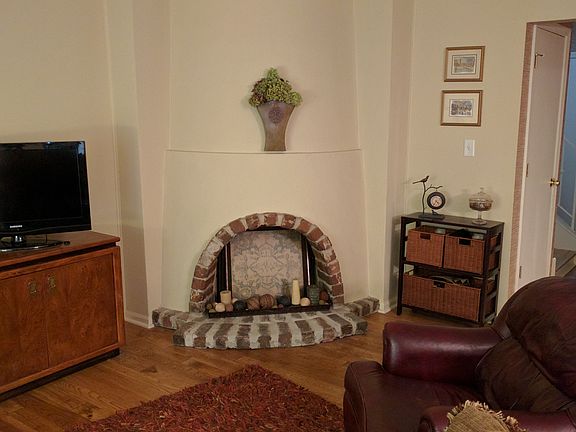 3rd image of 10234 Foster St