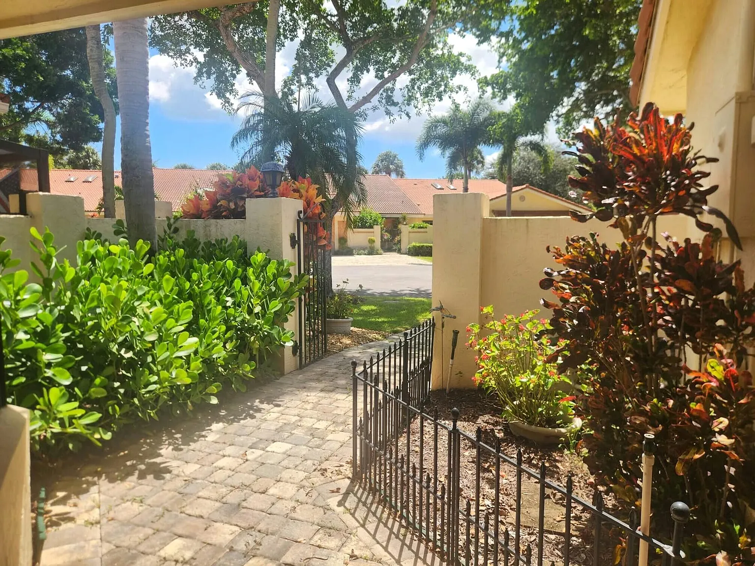 2 bed, 2.0 bath, 1707 sqft, $5,200 — Photo 2