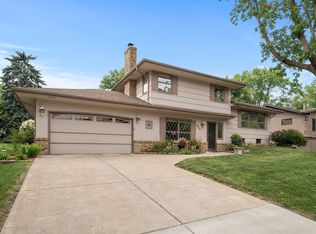 668 Riviera Dr, New Brighton, MN 55112