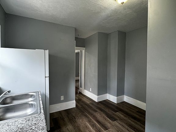 3rd image of 1036 Oak Ave