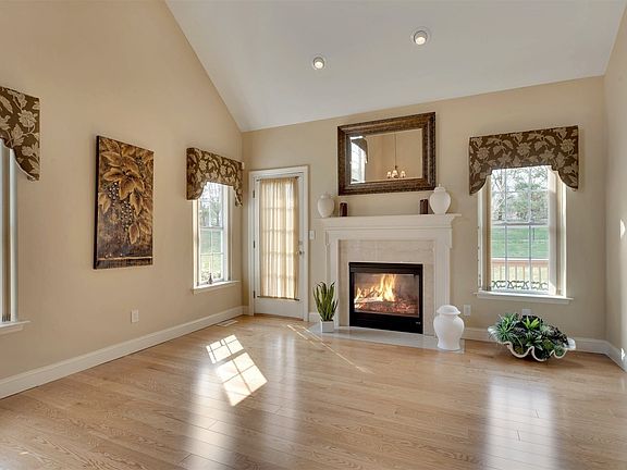 4th image of 33 Halley Ln #33