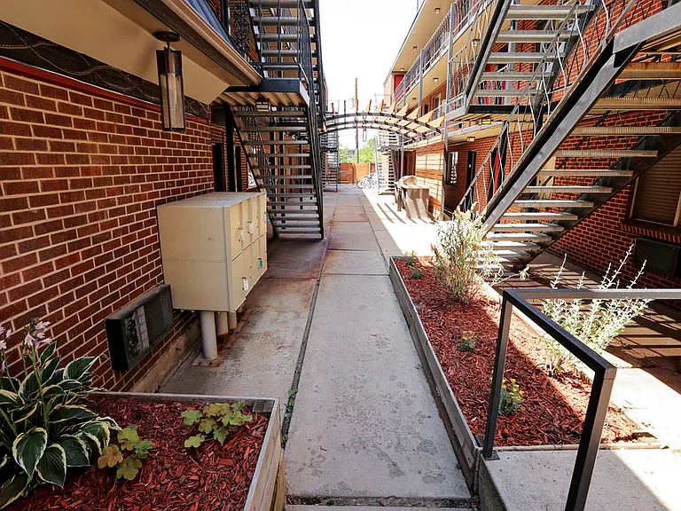 Topaz Apartments — Photo 7