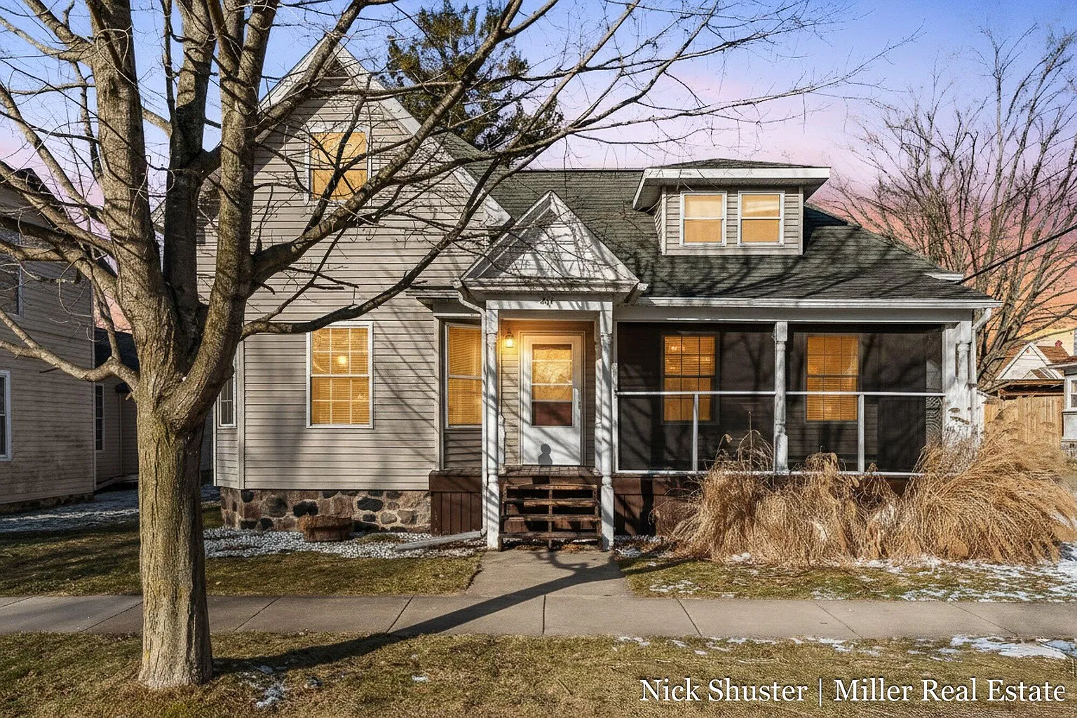 211 N Queen St photo 1