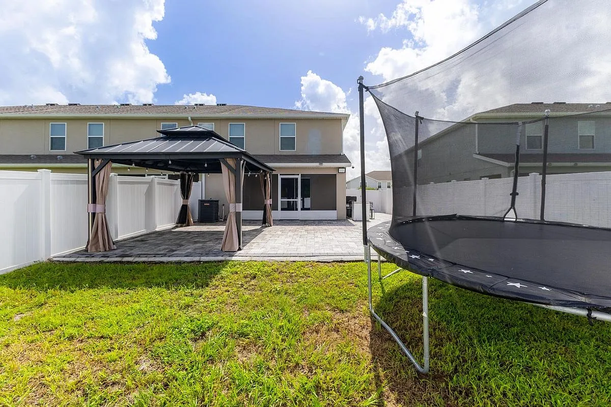 3 bed, 2.5 bath, 1980 sqft, $2,300 — Photo 2