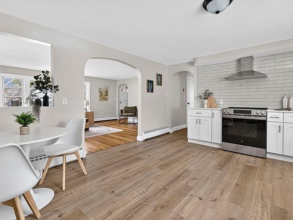 5th image of 10 Oak Pond Ave