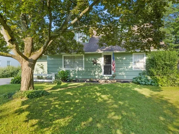 51 Meadow View Dr, Penfield, NY 14526