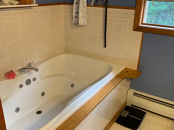 Two person whirlpool tub in bath