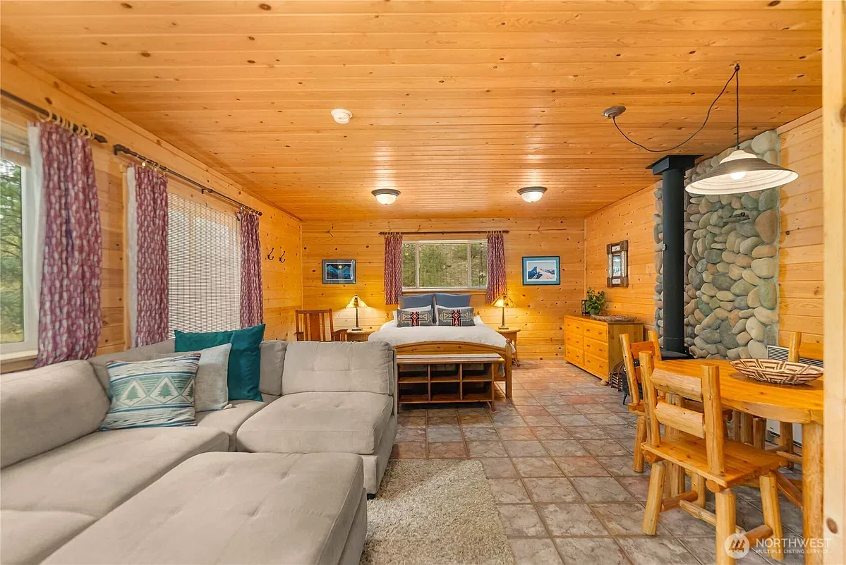 Studio, 576 sqft, $1,750 — Photo 3