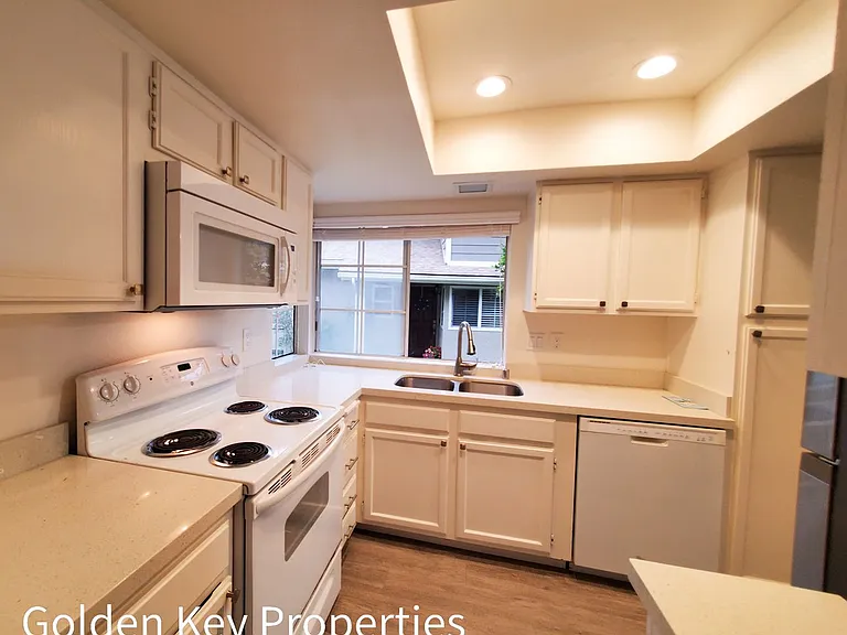 2982 Lexington Cir — Photo 3