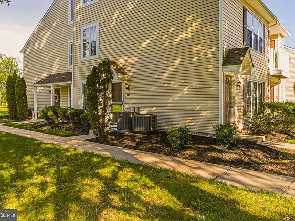 3rd image of 405 Paddock Ct