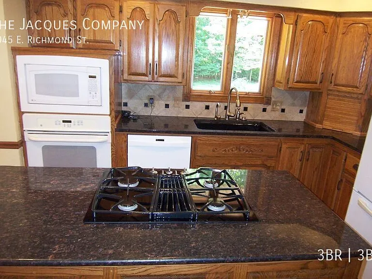 2045 E Richmond St — Photo 16