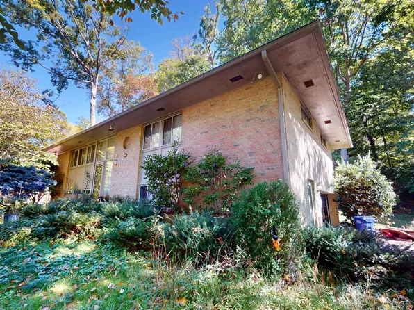 1515 Crestwood Ln, Mc Lean, VA 22101