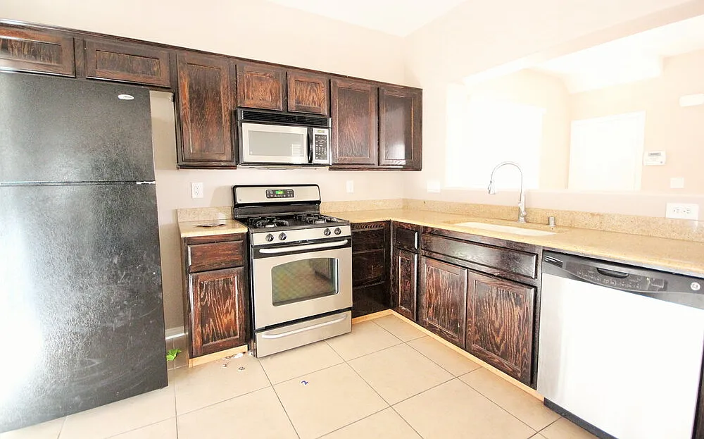 4 bed, 3.0 bath, 1693 sqft, $2,320 — Photo 4