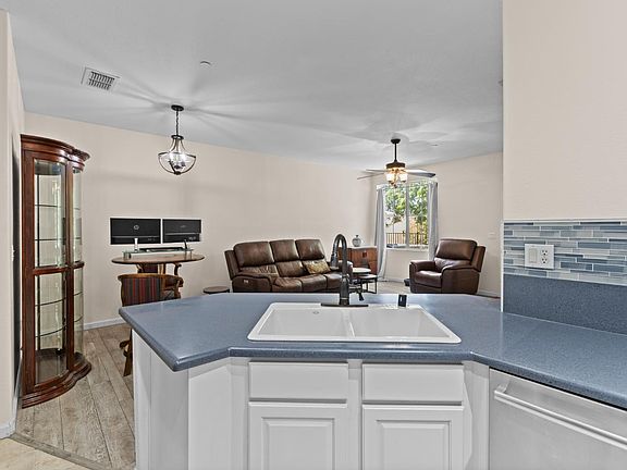 3rd image of 1902 Esplanade Cir