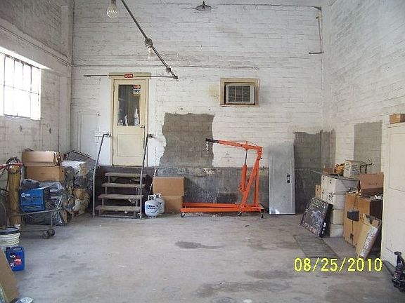 4th image of 204 W Ave F