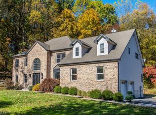 27 Crimson Ln, Mine Hill, NJ 07803