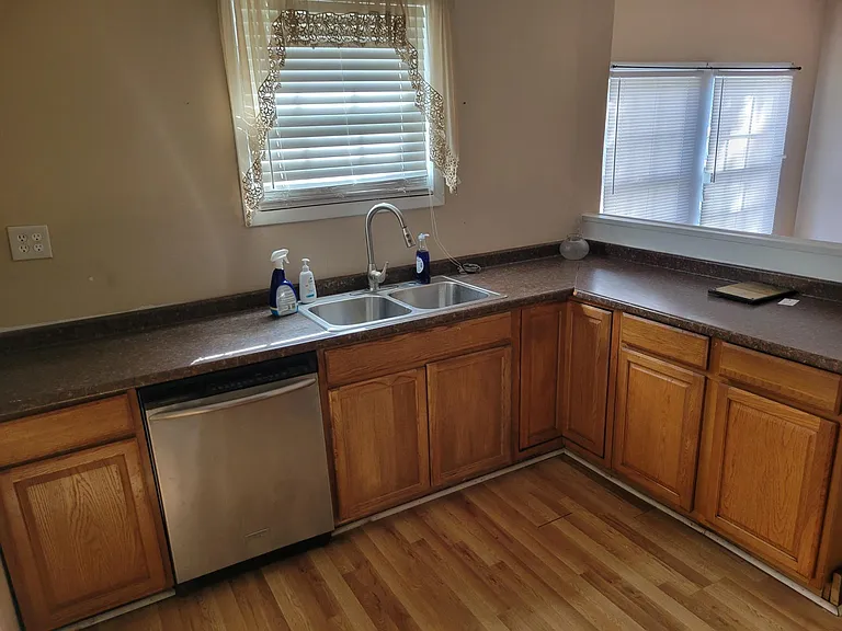 806 Osborne St — Photo 10