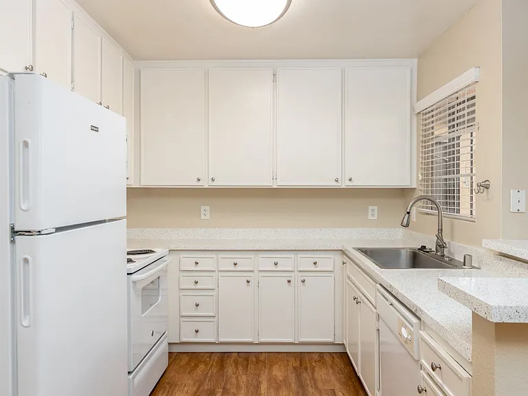 Willow Creek Apartments — Photo 6