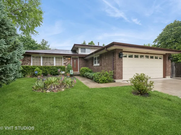 1825 W Spring Ridge Dr, Arlington Heights, IL 60004