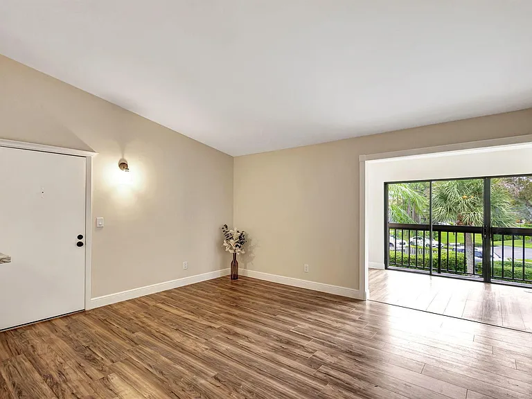1109 Duncan Cir #201 — Photo 5