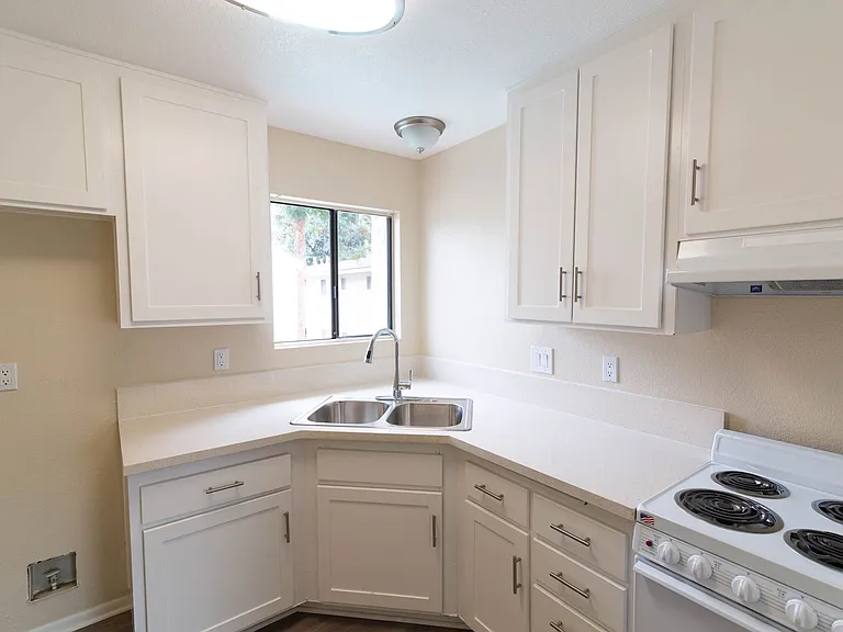 Melrose Manor Apartments - Riverside, CA — Photo 57