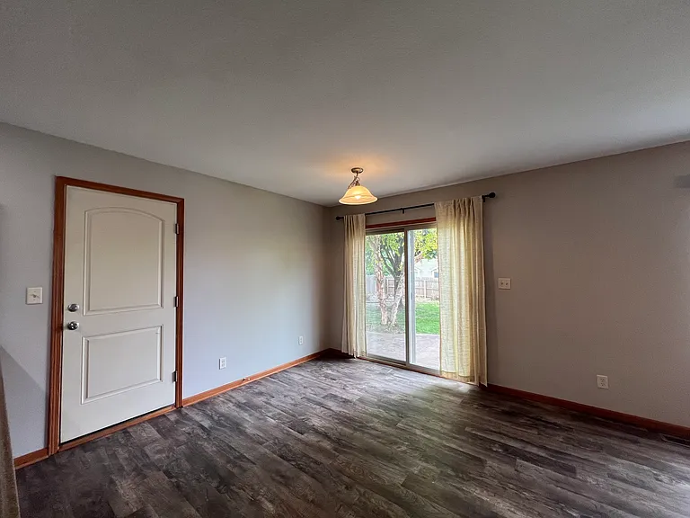 480 SE Waco Pl — Photo 5