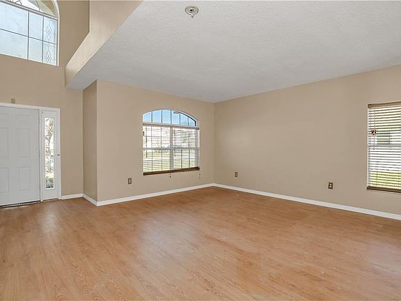5th image of 483 Columbia Ct