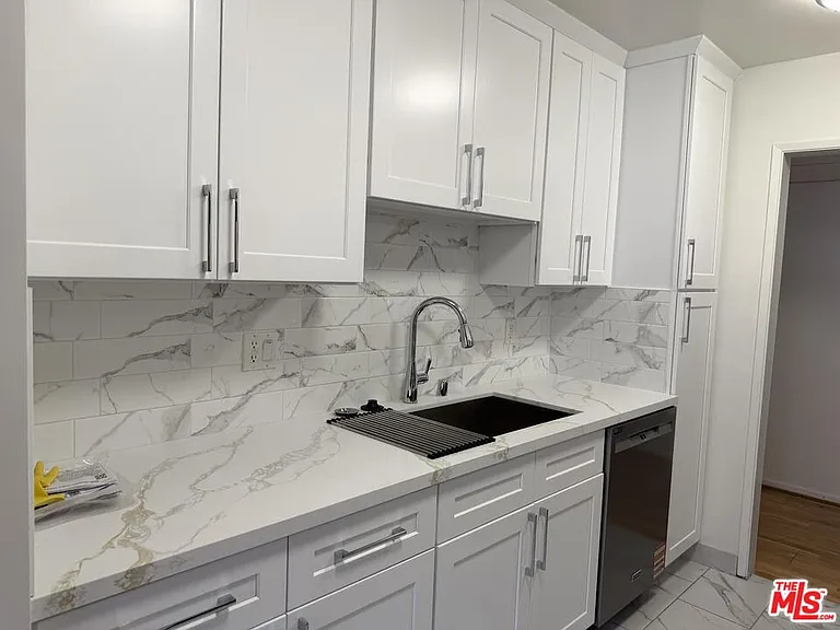 1097 S Bedford Dr #204 — Photo 17
