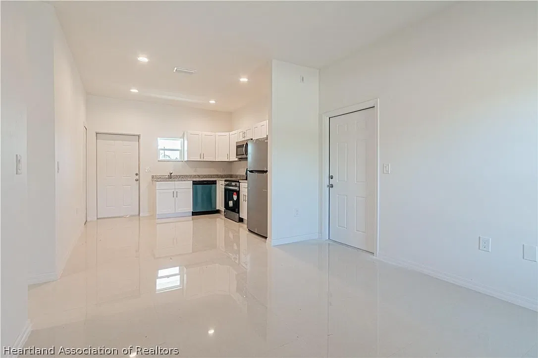 2 bed, 2.0 bath, 1297 sqft, $1,550 — Photo 3
