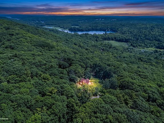 5th image of 524 Oak Hill Road